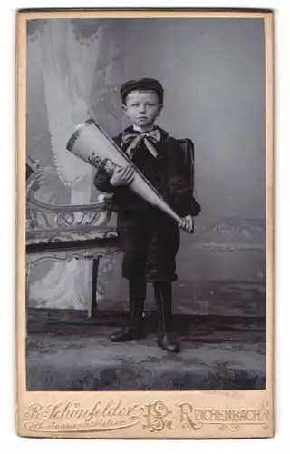 Fotografie R. Schönfelder, Reichenbach i. V., junger Knabe mit Zuckertüte und Ranzen zum Schulanfang