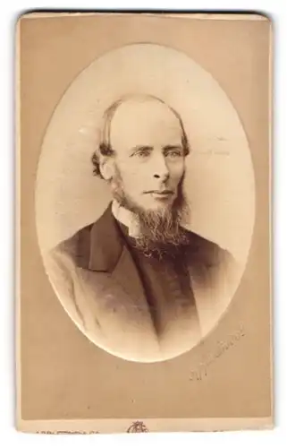 Fotografie Appleton & Co., Bradford, Portrait englischer Herr im Anzug mit Ziegenbart und Halbglatze