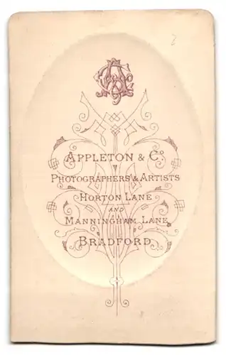 Fotografie Appleton & Co., Bradford, Portrait englischer Herr im Anzug mit Ziegenbart und Halbglatze