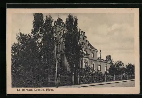 AK Riesa /Elbe, St. Barbara-Kapelle von der Strasse gesehen