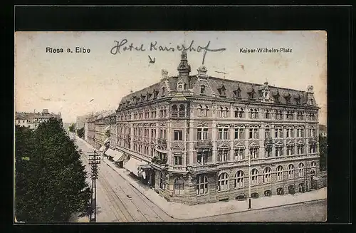 AK Riesa /Elbe, Hotel Kaiserhof am Kaiser-Wilhelm-Platz mit Strasse aus der Vogelschau