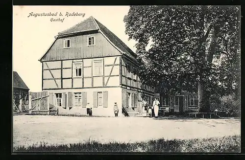 AK Radeberg, Gasthaus Augustusbad - Gebäudeansicht mit Garten