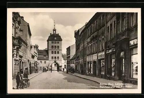 AK Borna b. Leipzig, Reichsstrasse mit Reichstor und Passanten