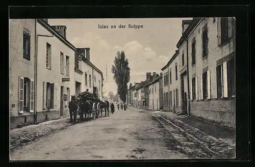 AK Isles-sur-Suippe, Strassenpartie mit Kutsche
