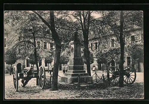 AK Annaburg, Denkmal am Schlosshof mit Kanonen