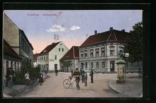 AK Vetschau, Strasseneck mit Litfasssäule am Sedanplatz