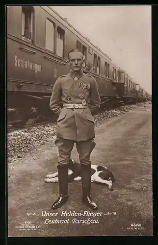Foto-AK Sanke Nr. 7731: Helden-Flieger Leutnant Parschau in Uniform vor einem stehenden Zug