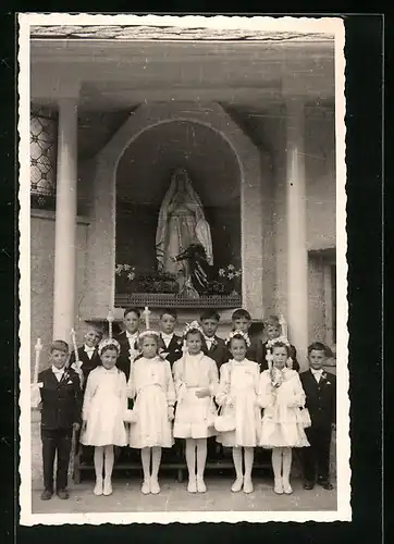 Foto-AK Langen, Jungen und Mädchen in der Kirche