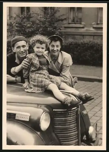 Fotografie Auto Opel Olympia, Eltern posieren mit Tochter am PKW