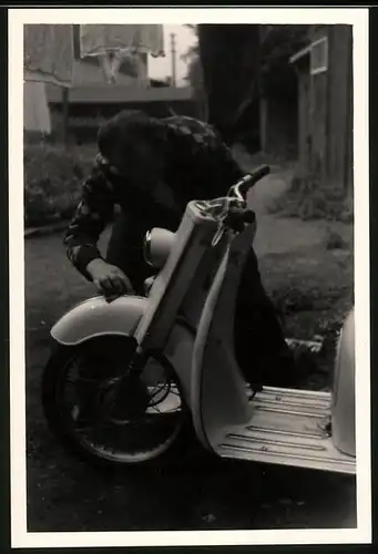 Fotografie Motorrad DKW Hobby, Fahrer putzt seinen Motorroller