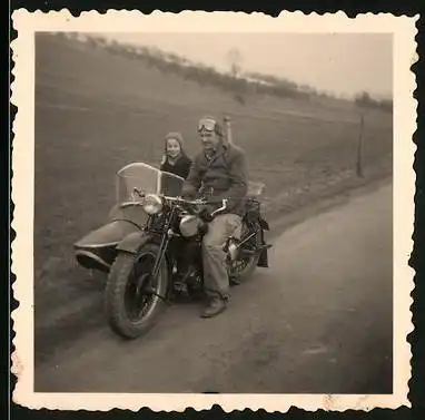 Fotografie Motorrad mit Seitenwagen, Krad-Gespann, Vater & Tochter bei einer Ausfahrt