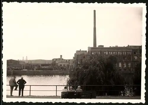Fotografie unbekannter Fotograf, Ansicht Berlin-Kreuzberg, Gröbenufer 3, Fabrik am anderern Ufer der Spree