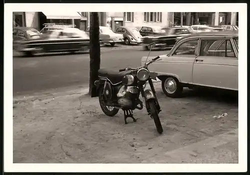 Fotografie Motorrad DKW, Krad neben dem Bürgersteig geparkt