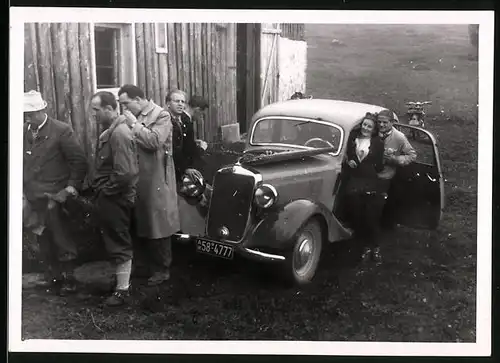 Fotografie Auto Mercedes Benz, PKW nach Panne mit offener Motorhaube