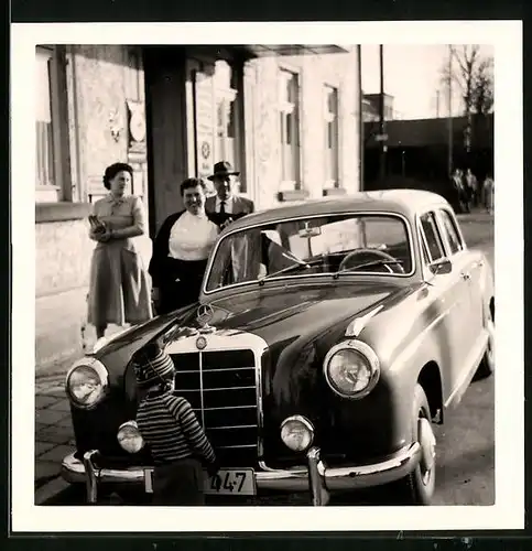 Fotografie Auto Mercedes Benz, Knabe vor Limousine stehend