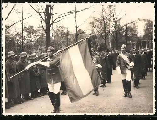 Fotografie Studenten mit Fahnenträger während einer Parade, Soldaten-Spalier der Reichswehr