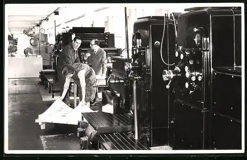 Fotografie Druckerei, Druckerei-Angestellte prüfen Druckbögen