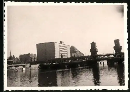 Fotografie unbekannter Fotograf, Ansicht Berlin, Blick zur Oberbaumbrücke
