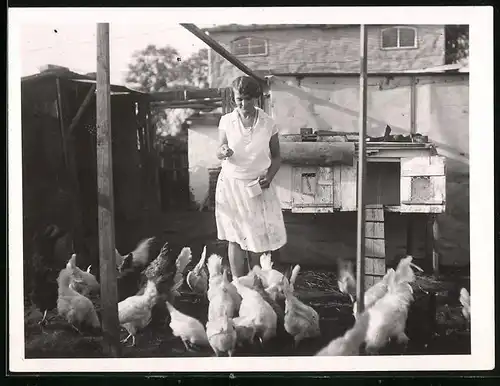 Fotografie hübsches Bauernmädchen beim füttern der Hühner