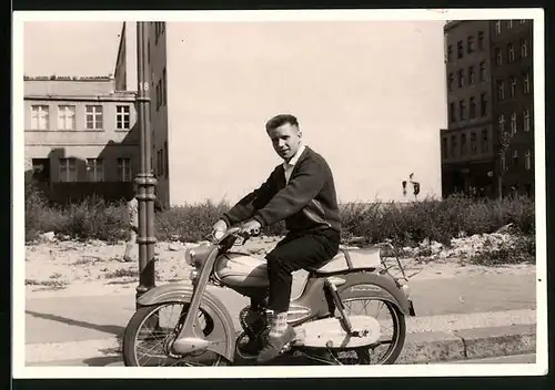 Fotografie Motorrad DKW - Hummel, Bursche auf LKrad sitzend