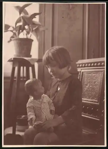 Fotografie Wiener Mädchen spielt mit ihrer Puppe 1930