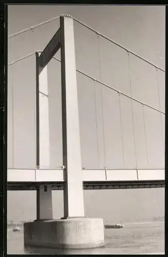 Fotografie Brücke, Pfeiler einer Schrägseilbrücke