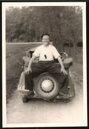 Fotografie Auto Opel Cabrio, Fahrer auf Ersatzrad sitzend