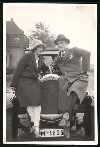 Fotografie Auto Opel, wohl gekleidetes Paar auf PKW posierend