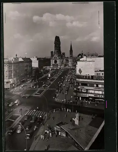 Fotografie unbekannter Fotograf, Ansicht Berlin, Kurfürstendamm mit Ruine der Kaiser-Wilhelm-Gedächtniskirche