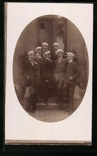 AK Verbindungsstudenten posieren auf einer Treppe