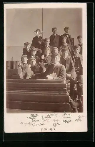 AK Verbindungsstudenten posieren auf Bänken