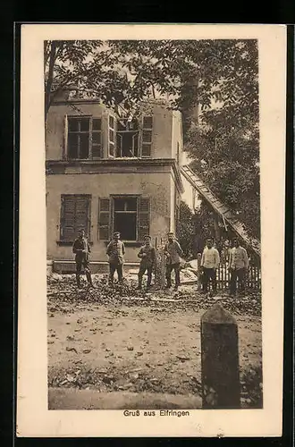 AK Elfringen, Posierende Soldaten vor der Ruine eines zerstörten Gebäudes