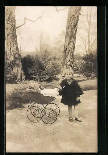AK Mädchen mit Puppenkinderwagen im Park
