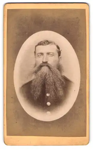 Fotografie unbekannter Fotograf und Ort, Portrait Soldat in Uniform mit langem struppigem Bart