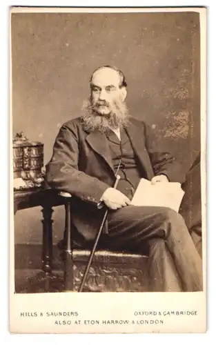 Fotografie Hills & Saunders, Oxford, älterer Engländer im Anzug mit struppigem Vollbart