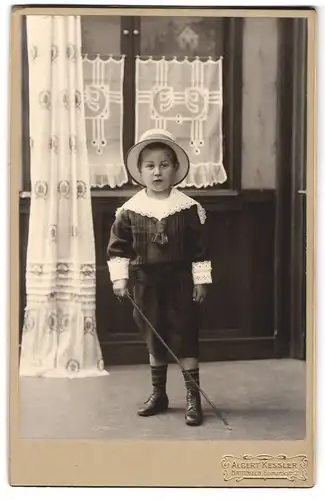 Fotografie Albert Kessler, Hattingen, junger Knabe im Sommeranzug mit Stock und Hut, Spitzenkragen
