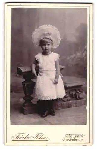 Fotografie Friedr. Jähne, Neuss, junges Mädchen Johanna im weissen Spitzenkleid mit Haube posiert im Atelier