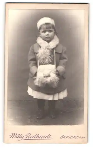 Fotografie Willy Redhardt, Braubach a. Rh., kleines Mädchen im Winterkleid mit Muff und Hut