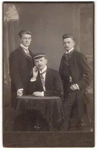Fotografie Chr. Barth, Tübingen, drei Studenten in Anzügen mit Couleur und Schirmmütze und Bierzipfel