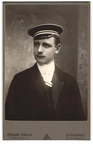 Fotografie Atelier Stella, München, junger Student im Anzug mit Couleur und Schirmmütze