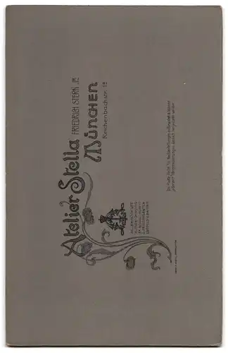 Fotografie Atelier Stella, München, junger Student im Anzug mit Couleur und Schirmmütze