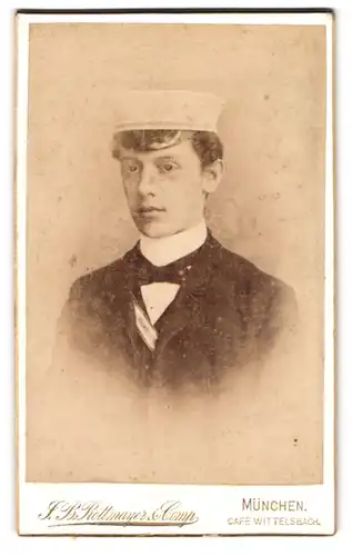 Fotografie J. B. Rottmayer & Co., München, Student im Anzug mit Tellermütze und Couleur