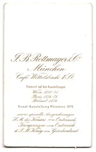 Fotografie J. B. Rottmayer & Co., München, Student im Anzug mit Tellermütze und Couleur