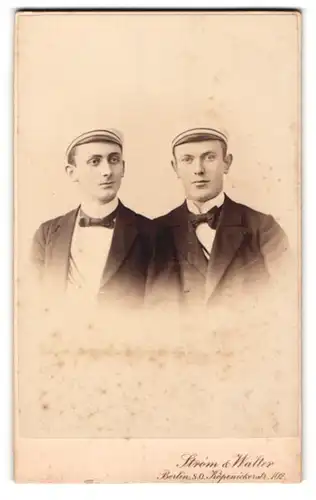 Fotografie Strom & Walther, Berlin, zwei junge Studenten in Anzügen mit Schimrmütze udn Couleur