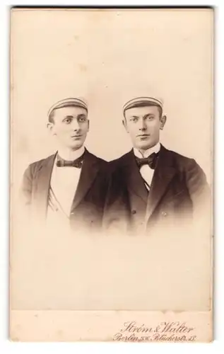 Fotografie Strom & Walter, Berlin, Studenten im Anzug mit Couleur und Schirmmütze, 1901