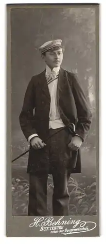 Fotografie H. Behning, Buxtehude, junger Student im Anzug mit Couleur und Tellermütze