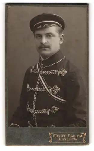 Fotografie Atelier Dahlem, Bingen am Rh., Student im vollen Wichs mit Couleur und Tellermütze