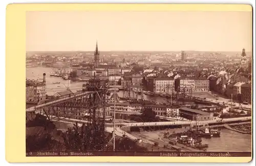 2 Fotografien Lindahls, Stockholm, Ansicht Stockholm, Panorama der Stadt mit dem Katarinahissen, Hafenansicht