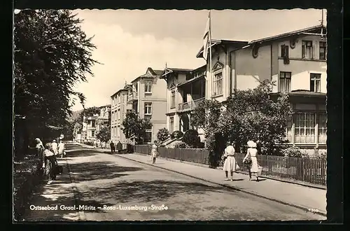 AK Graal Müritz, Rosa-Luxemburg-Strasse mit flanierenden Passanten