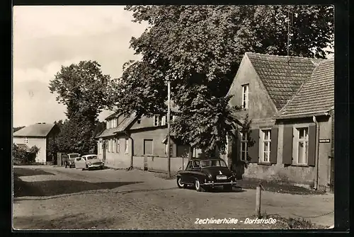 AK Zechlinerhütte, Dorfstrasse mit parkenden Autos